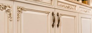نمای نزدیک جزئیات قاب و ابزار درب کابینت آشپزخانه